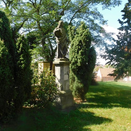 Socha svatého Judy Tadeáše v areálu kostela v Jirnách