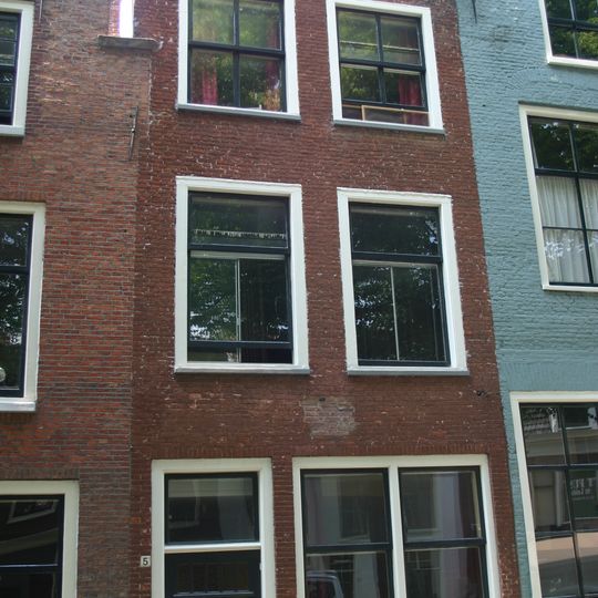 Pand met gevel met rechte kroonlijst, in wezen