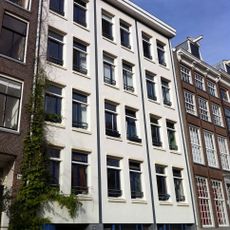 Pand met gevel onder rechte lijst met consoles