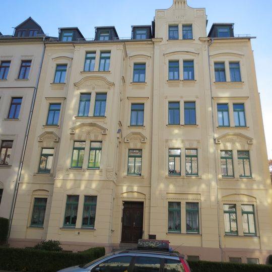 Mietshaus in ehemals geschlossener Bebauung mit Vorgarten Theodor-Lessing-Straße 7