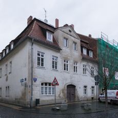 Wohnhaus mit Laden in geschlossener Bebauung, Eckhaus Breite Straße 18 (Hauptanschrift: Langenstraße 31)