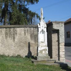 Výklenková kaplička na návsi v Kostelním Hlavně