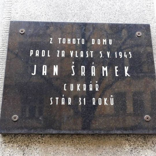 Pamětní deska Jana Šrámka ve Slavíkově ulici v Praze