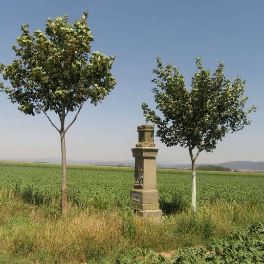 Kříž jižně od Újezdu na polním rozcestí