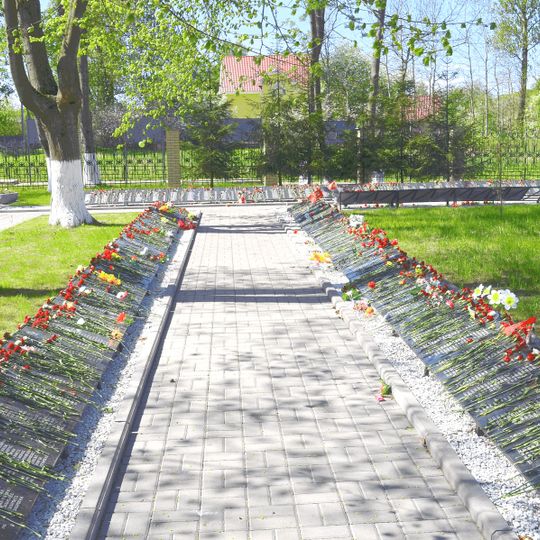 Братская могила советских воинов, погибших в борьбе с фашистами