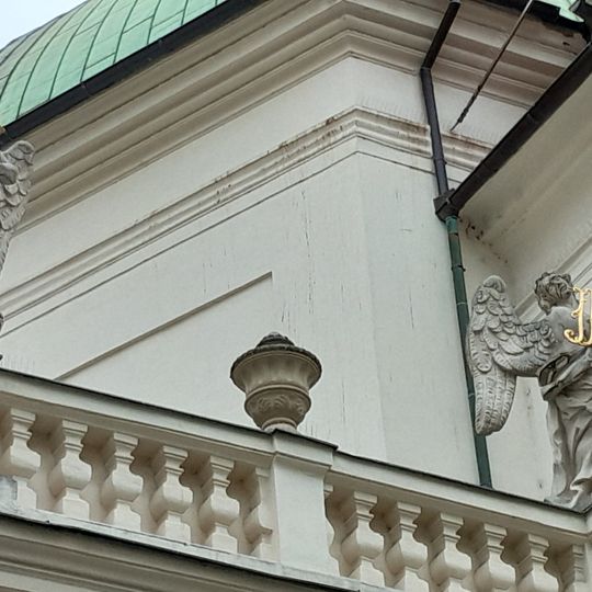 Sochy andělů na levé balustrádě průčelí Loretánské kaple v Minoritské ulici v Brně