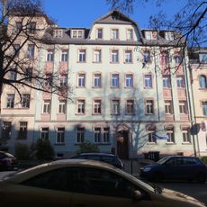 Mietshaus in geschlossener Bebauung mit Vorgarten Zeißstraße 2