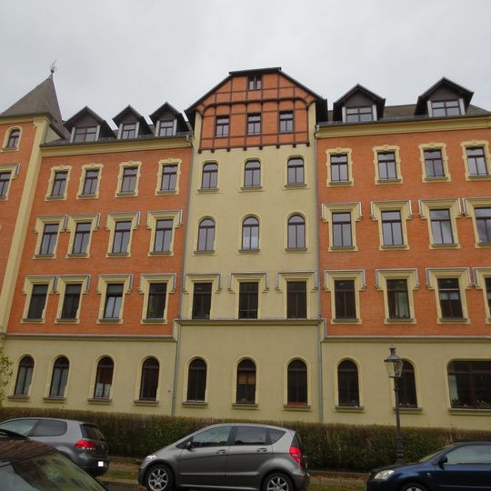 Mietshaus in geschlossener Bebauung in Ecklage mit Vorgarten Straße der Nationen 91