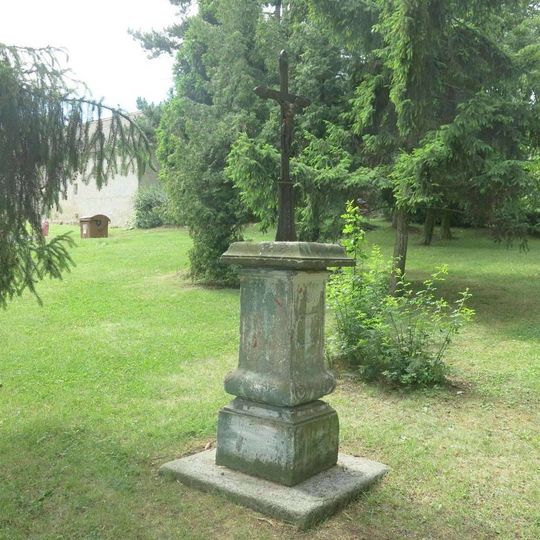 Kříž v parku v ulici Ke Kostelu ve Vtelně