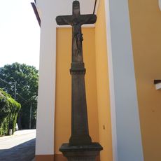 Kříž v Prasklicích před kostelem