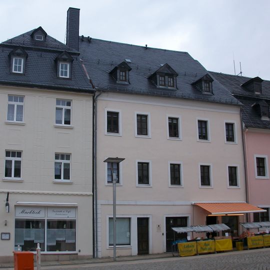 Wohnhaus in geschlossener Bebauung und Hinterhaus Markt 8