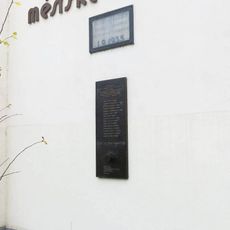 Pamětní deska obětí politických procesů na zdi divadla v Nymburku