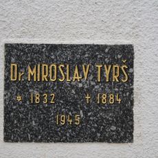 Pamětní deska Miroslava Tyrše ve Výčapech