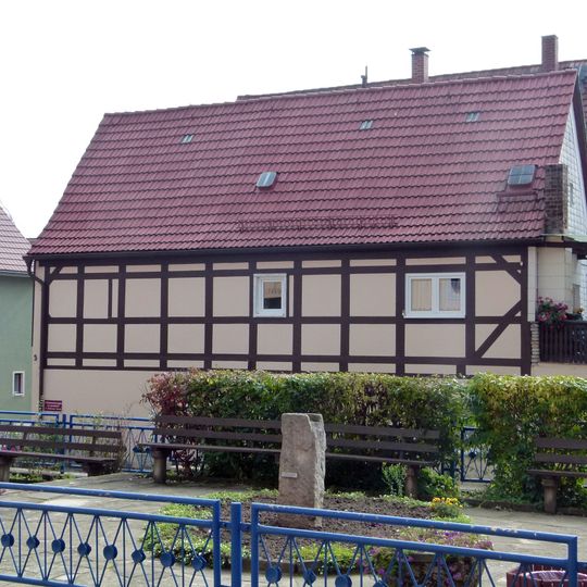 Wohnhaus in halboffener Bebauung Karl-Marx-Platz 5