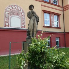 Socha Hudec u kulturního domu ve Strážnice