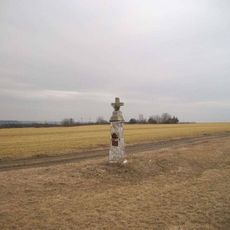 Kříž u Koryt na rozcestí v poli