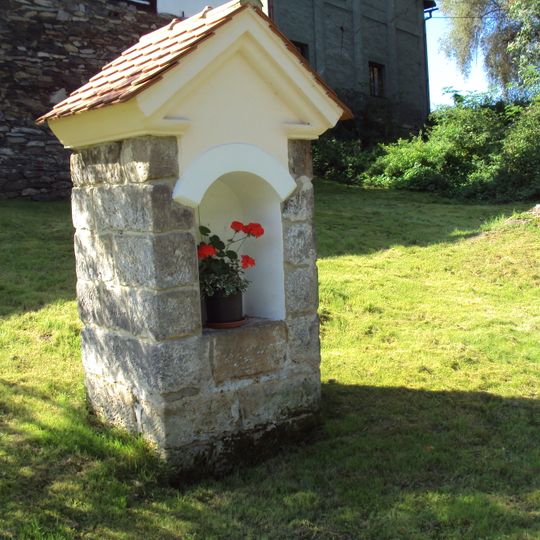Výklenková kaple před čp. 82 v Dubici