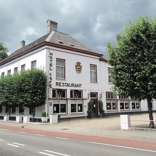 Gepleisterd rechthoekig pand met verdieping, houten kroonlijst en omlopend schilddak