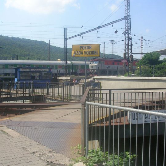 Most vlečky Spolchemie a přístupové stezky k západnímu nádraží přes podchod