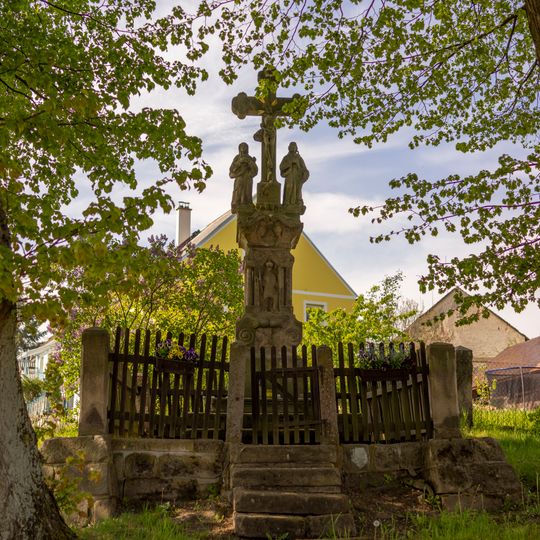 Kříž u křižovatky v Rakově