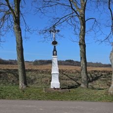 Kříž u silnice jižně od Tichonic