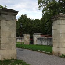 Pfeilerportal mit Gittertor