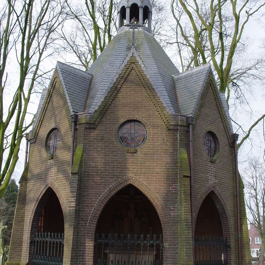 Octogonale kapel onder een achthoekig met leien gedekt tentdak met acht steekkapjes