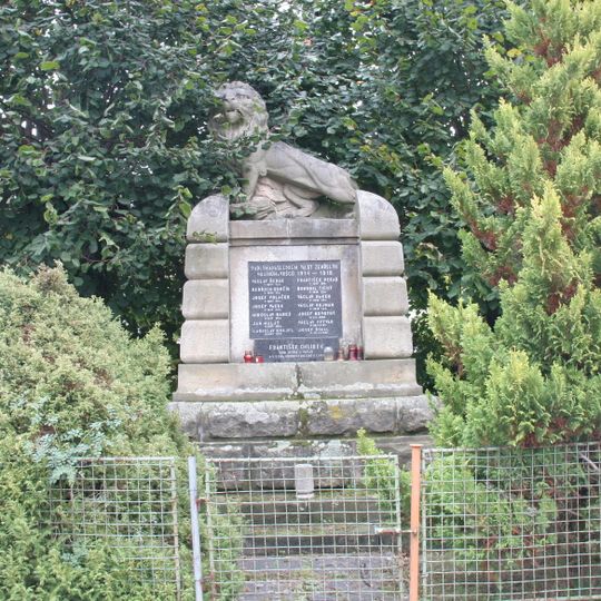 Pomník padlým v obou světových válkách na návsi ve Vršcích