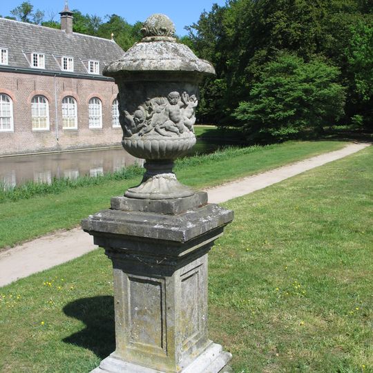 Kasteel Renswoude: twee tuinvazen
