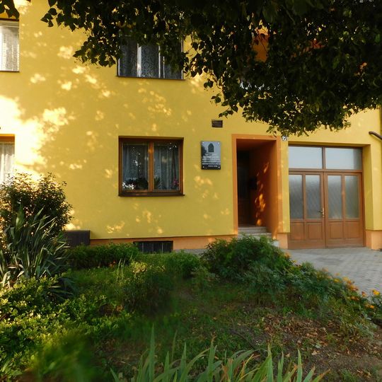 Pamětní deska Antonína Smětáka v Huštěnovicích