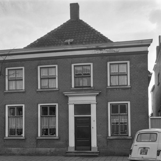 Huis onder schilddak en met lijstgevel