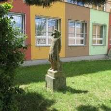 Socha školačky u školy v Zlatnické ulici v Mostě