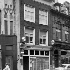 Pand met sobere gevel met kroonlijst