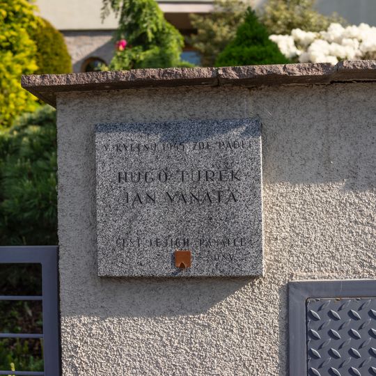 Pamětní deska Hugo Turka a Jana Vaňaty na domě Nad lomem 838/20 v Braníku