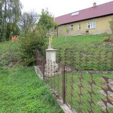 Kříž na zahradě u čp.31 v Krasíkovicích