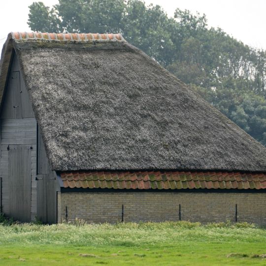 Boet, fraai in landschap gelegen. Rieten kap