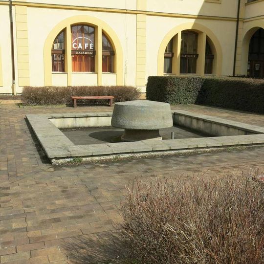 Kašna v parku u muzea v Chomutově