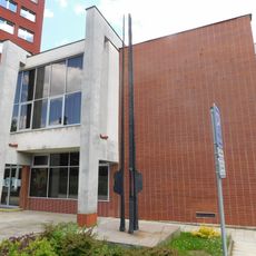 Kovová plastika v Tolstého ulici v Jihlavě