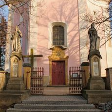 Sochy svatých Cyrila a Metoděje ve Slatinicích před kostelem