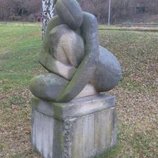 Socha Odpočívající žena v areálu bývalého koupaliště v Žižkově údolí v Bílině