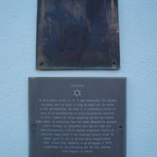 Plaquette op de voormalige synagoge