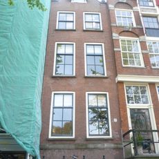 Huis, vanwege de natuurstenen afdekking van de klokvormige top