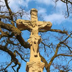 Kříž na okraji Kosova na polním rozcestí