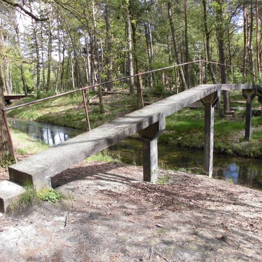 Heidestein: smalle betonnen loopbrug