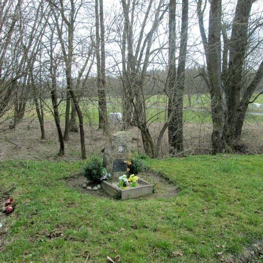 Pomník jižně od Žďáru u křižovatky