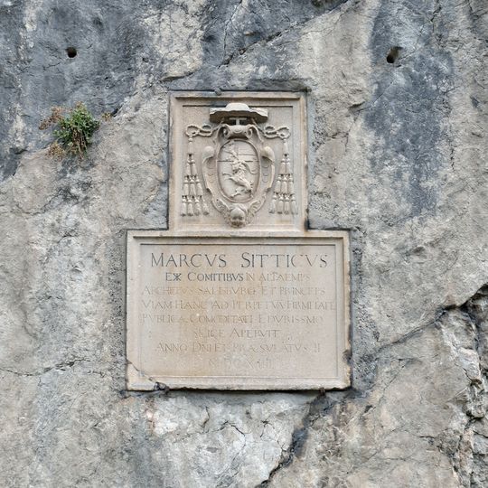 Gedenktafel und Felsbilder