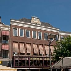 Pand met rechte lijstgevel en jongere onderpui