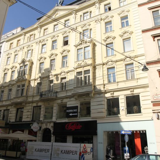 Wohn- und Geschäftshaus, Haus mit ehem. Portal Leschka