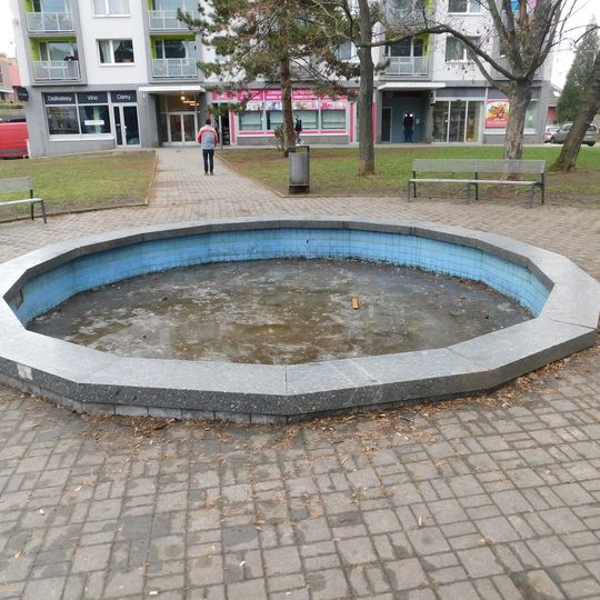 Fontána v parku před nádražím v Radotíně