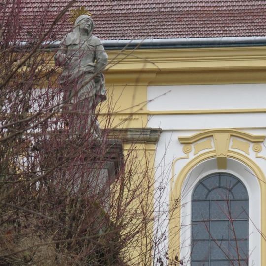 Socha Panny Marie na schodišti ke kostelu v Konojedech